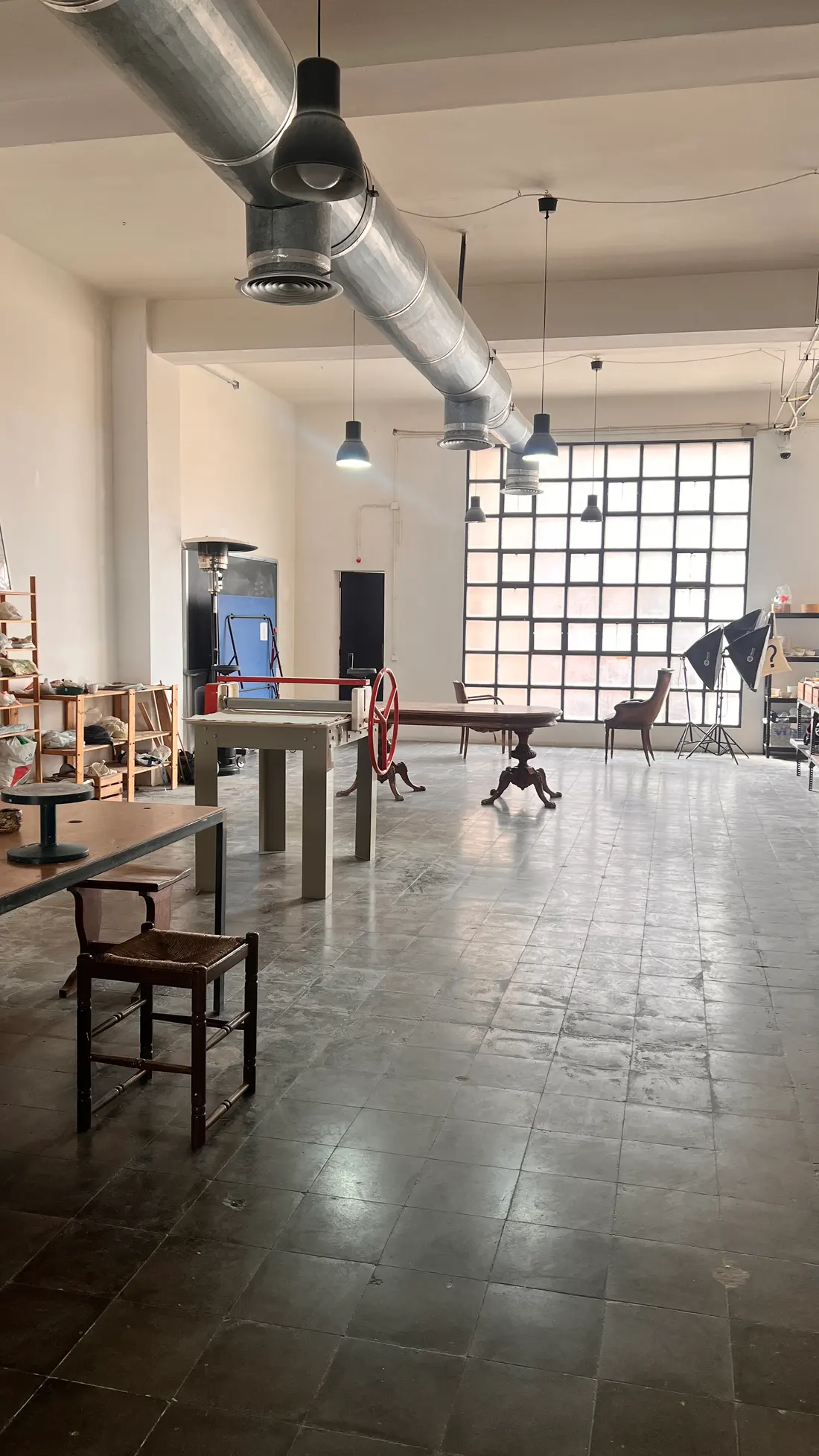 El taller con el ventanal de hierro al fondo