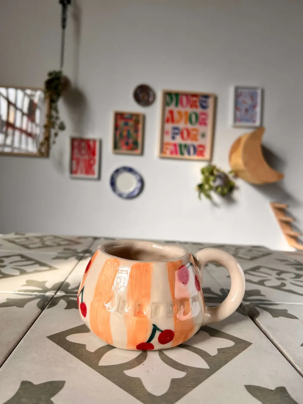 Taza con cerezas hecha en el workshop de modelado